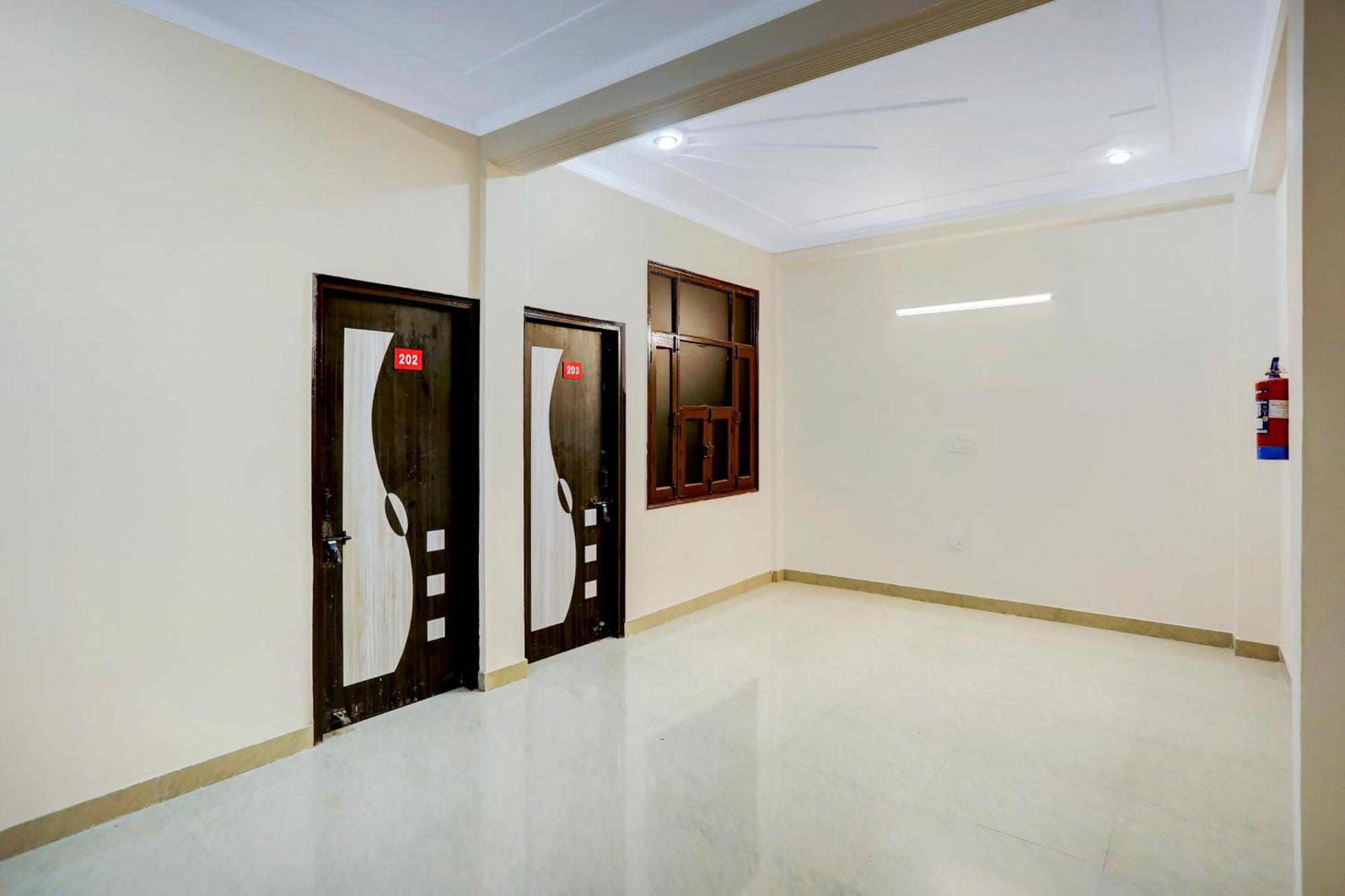 Hotel O Pari Hotel Ґазіабад Екстер'єр фото